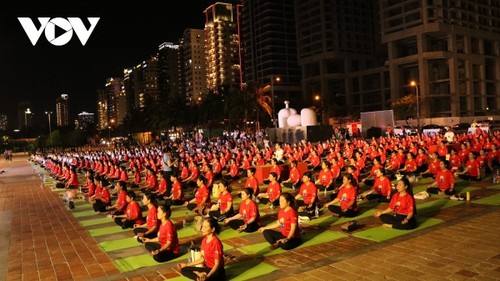 Dà Nang accueille plus de 1.500 personnes à un spectacle de yoga international pour la paix et l'amitié