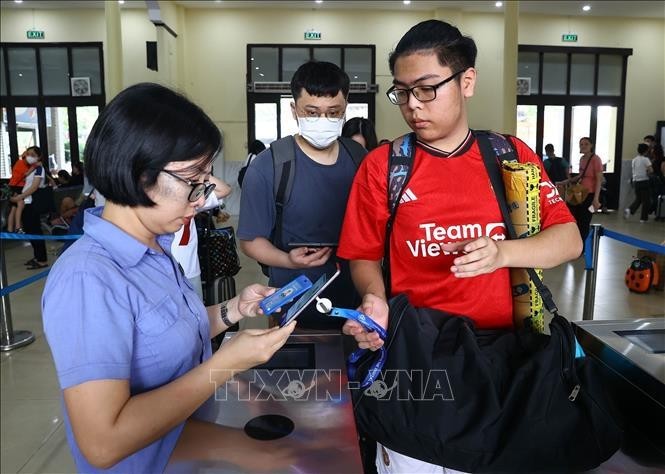 Vérification des billets des passagers pour le train LP5 Hanoï - Hai Phong. Photo : VNA.