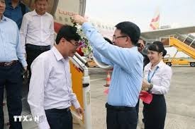 Le Khac Nam, vice-président du Comité populaire de la ville de Hai Phong, offre des fleurs aux passagers du vol. Photo : VNA.