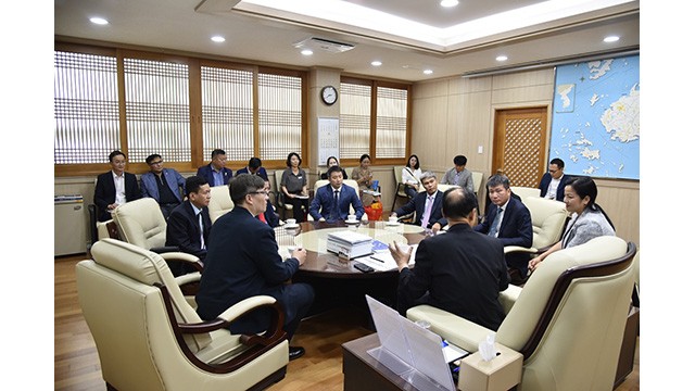 La vue générale de la séance de travail entre la délégation du Comité populaire de la province de Yên Bai et la ville sud-coréenne de Naju. Photo : L'Association VKBIA.