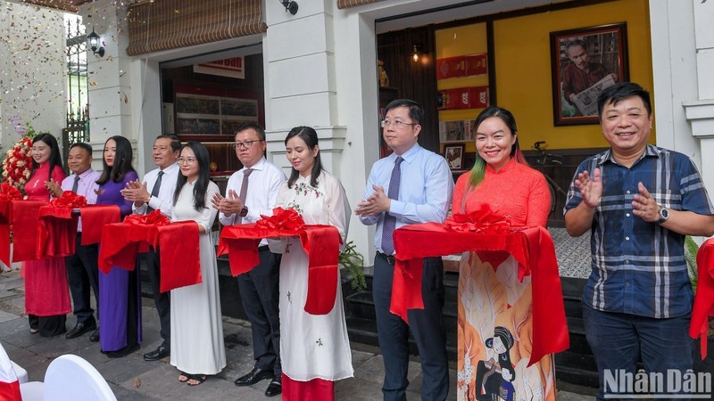 Les délégués ont coupé le ruban pour lancer l'espace d'exposition. Photo: nhandan.vn