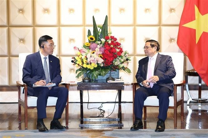 Le Premier ministre Pham Minh Chinh (à droite) recevant le président et directeur exécutif de Dalian Locomotive and Rolling Stock Co. Ltd. (CRRC) Sun Yongcai. Photo : VNA.