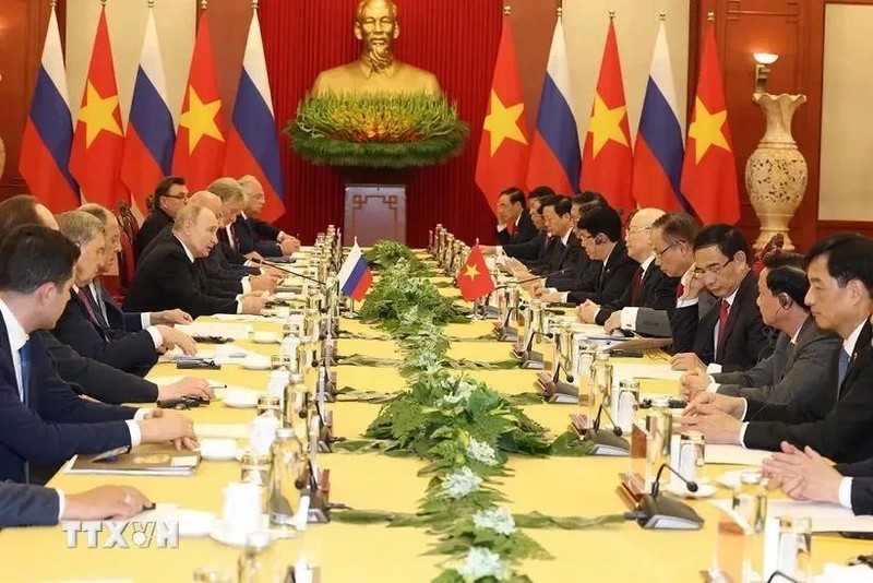 Le Secrétaire général du PCV Nguyên Phu Trong s'entretient avec le président russe Vladimir Poutine. Photo : VNA.