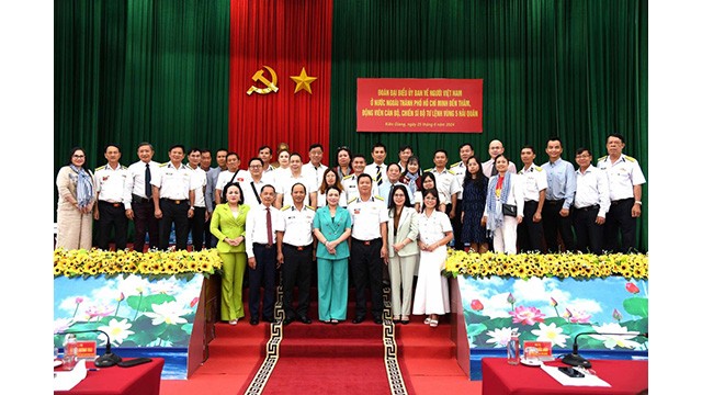 Une délégation du Comité chargé des Vietnamiens résidant à l’étranger de Hô Chi Minh-Ville visite commandement de la région navale 5. Photo : L'Association VKBIA.