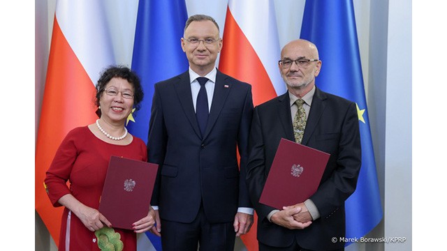 La professeure Kim Ngân a récemment reçu le titre de professeur décerné par le Président polonais Andrzej Duda. Photo : thoidai.com.vn