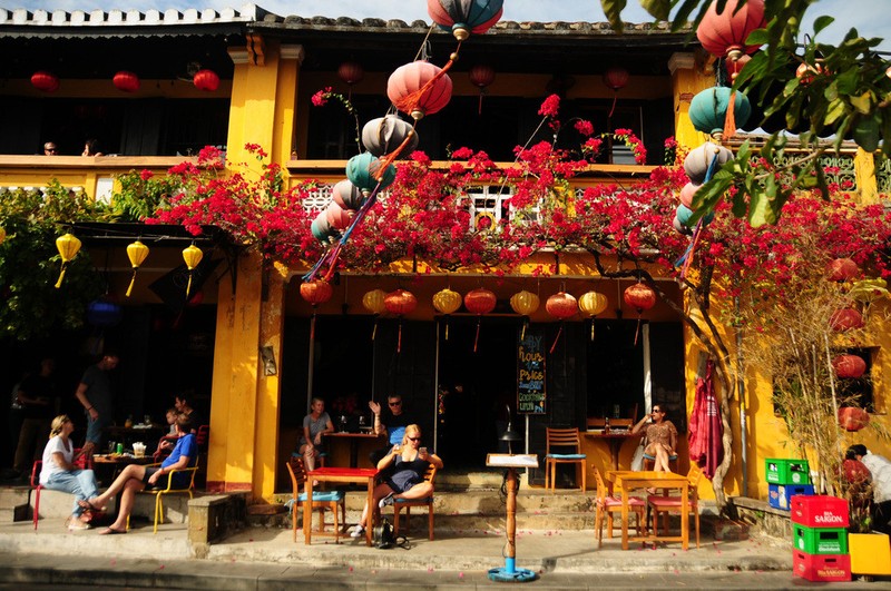 Des visiteurs dégustent un café à Hôi An. Photo : The Review.