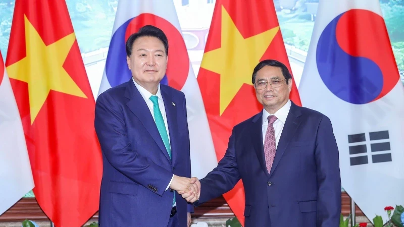 Le Premier ministre Pham Minh Chinh rencontre le Président sud-coréen Yoon Suk Yeol à l'occasion de sa visite d'État au Vietnam en juin 2023. Photo : VPG.