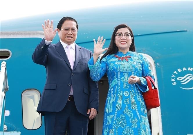 Le Premier ministre Pham Minh Chinh, son épouse Le Thi Bich Tran et une délégation vietnamienne ont quitté dimanche matin 30 juin Hanoï pour une visite officielle en République de Corée. Photo : VNA.