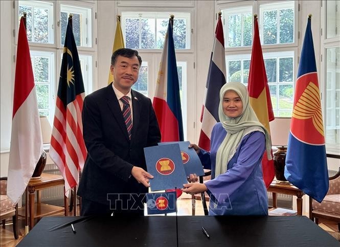 L’ambassadeur du Vietnam en République tchèque, Duong Hoai Nam, reçoit la présidence tournante du Comité de l'ASEAN en République tchèque (ACP), transférée par l’ambassadrice de Malaisie, Suzilah Mohd Sidek. Photo : VNA.