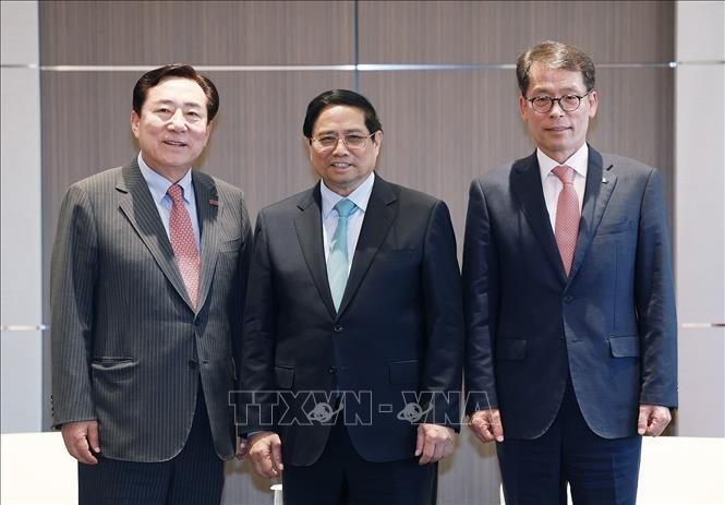 Le Premier ministre Pham Minh Chinh (au milieu), Kim Ki-moon (à gauche), président de la Fédération sud-coréenne des petites et moyennes entreprises (KBIZ), et Kim Sung-tae, PDG de l’Industrial Bank of Korea (IBK). Photo : VNA.