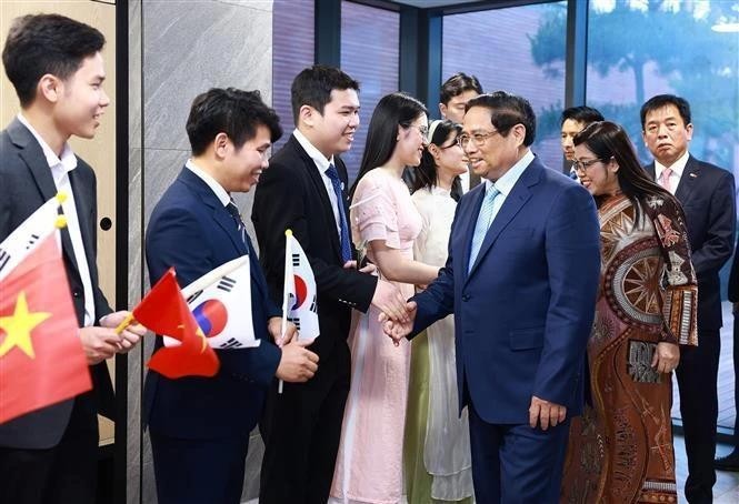 Le Premier ministre rencontre des Vietnamiens en République de Corée. Photo : VNA.