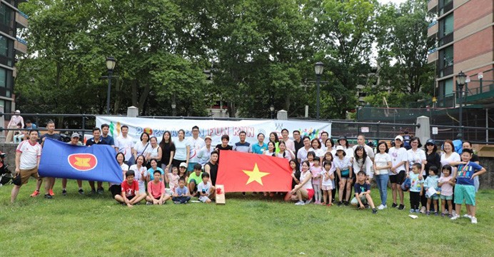 Les membres de l'équipe vietnamienne participant à la course d'amitié « ASEAN Fun Run ». Photo : thoidai.com.vn