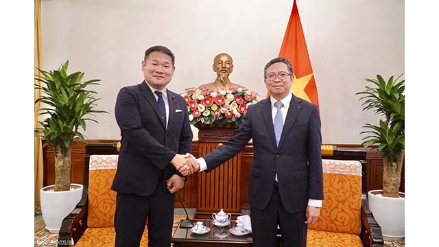 Le vice-ministre des Affaires étrangères Pham Thanh Binh reçoit le président de l'Alliance parlementaire d'amitié Japon-Vietnam du Parti japonais de l'innovation, Yamamoto Gosei. Photo : ttdn.vn