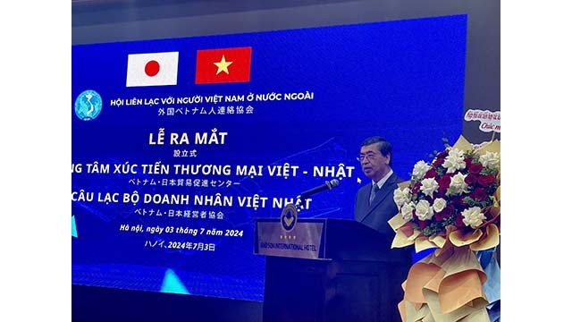 L'ambassadeur Nguyên Phu Binh, président de l’Association de liaison avec les Vietnamiens résidant à l’étranger s'exprime lors de la cérémonie. Photo: thoidai.com.vn