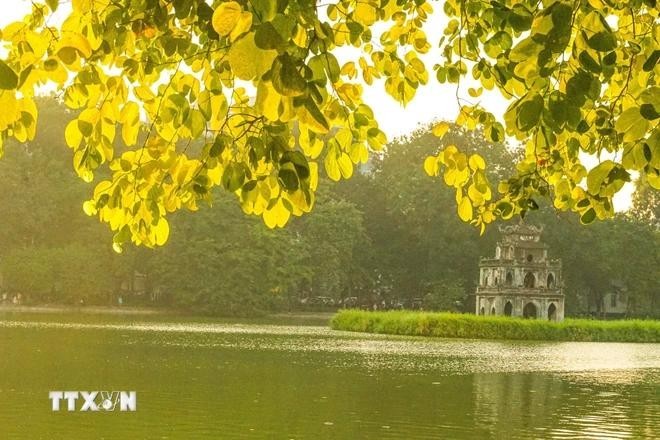 Le lac de l'Epée restituée (Hoan Kiem), Hanoï, en automne. Photo : VNA.