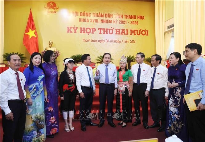 Le Président de l’Assemblée nationale (AN) Trân Thanh Mân et des membres du Conseil populaire de la province de Thanh Hoa. Photo : VNA.