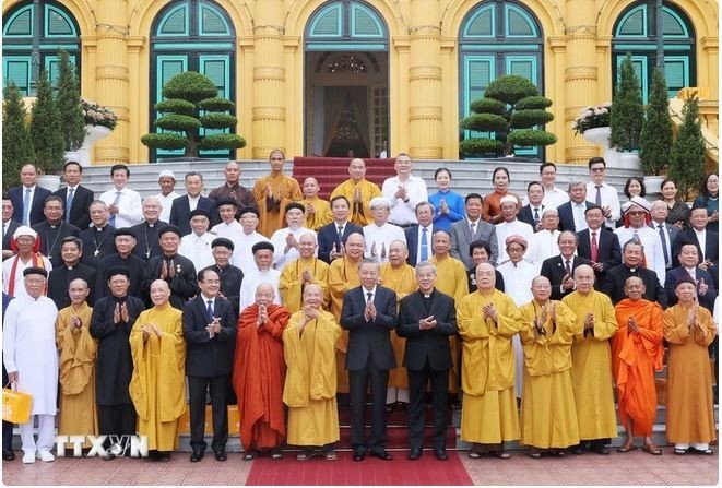 Le Président vietnamien Tô Lâm rencontre une délégation des dignitaires, agents subalternes religieux et dirigeants des organisations religieuses, à Hanoi, le 13 juin. Photo : VNA.