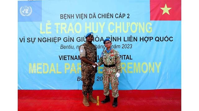 Le médecin Nguyên Ngoc Quang Hung a l'honneur de recevoir la médaille pour la cause du maintien de la paix de l'ONU. Photo: Nguyên Ngoc Quang Hung 