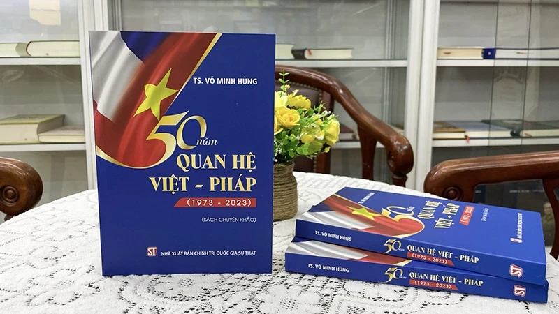 Le livre a été écrit pour aider les lecteurs à mieux comprendre le processus de développement des relations Vietnam-France dans l’histoire et les perspectives d’avenir. Photo: nhandan.vn