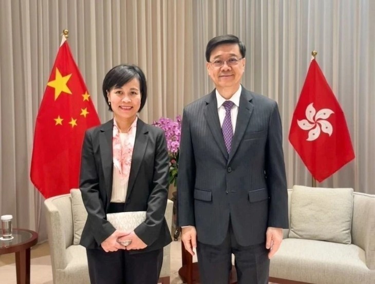 La consule générale du Vietnam à Hong Kong et Macao, Lê Duc Hanh (à gauche) et directeur général de la Région administrative spéciale de Hong Kong (Chine) John Lee. Photo : VNA