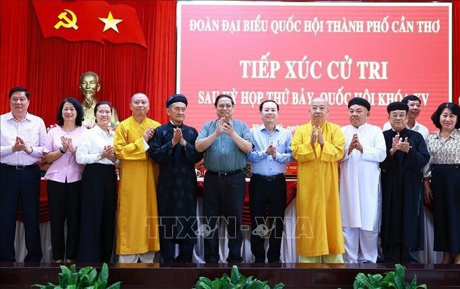 Le Premier ministre Pham Minh Chinh (centre) lors de la rencontre avec les électeurs de l’arrondissement de Thôt Nôt, ville de Cân Tho. Photo: VNA