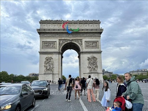 La France célèbre sa fête nationale sous la lumière éclatante de la flamme olympique et des feux d'artifice