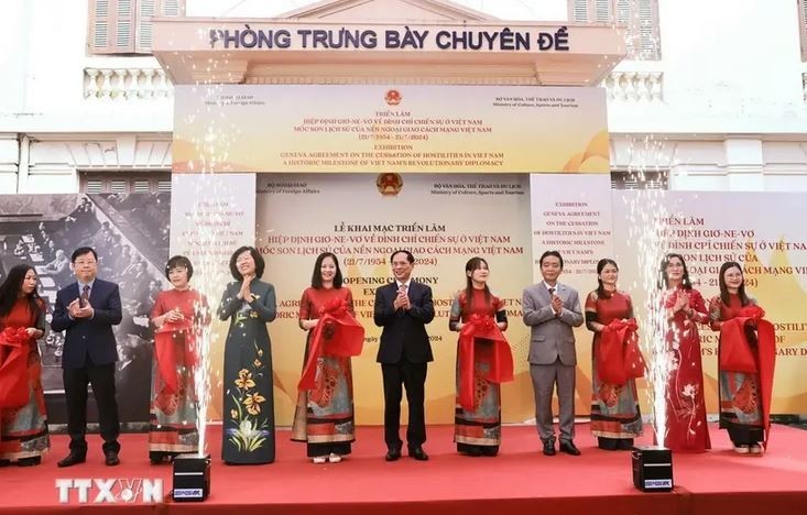 Le ministre des Affaires étrangères Bui Thanh Son (au centre) lors de la cérémonie d’ouverture de l’exposition au Musée national d’histoire du Vietnam à Hanoi. Photo : VNA.