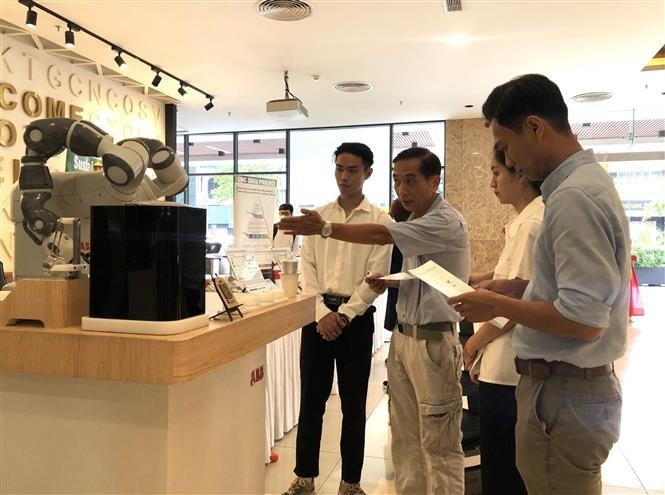 Un robot café est présenté sur un stand en marge de la conférence. Photo : VNA