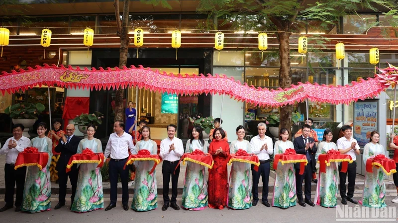 La cérémonie d'inauguration du centre de présentation et de promotion de produits OCOP, liés au tourisme de l’arrondissement de Tây Hô. Photo : nhandan.vn