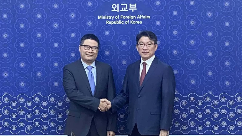 Le directeur du Département consulaire Doan Hoàng Minh (à gauche) et le directeur du Département de la sécurité consulaire du Ministère sud-coréen des Affaires étrangères, Yoon Chusok. Photo : baoquocte.vn