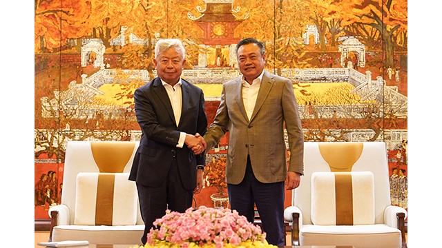 Le secrétaire adjoint du Comité municipal du Parti et président du Comité populaire de Hanoï, Trân Sy Thanh (à droite) et le président de la Banque asiatique d'investissement dans les infrastructures (AIIB), Jin Liqun (à gauche). Photo : hanoimoi.vn