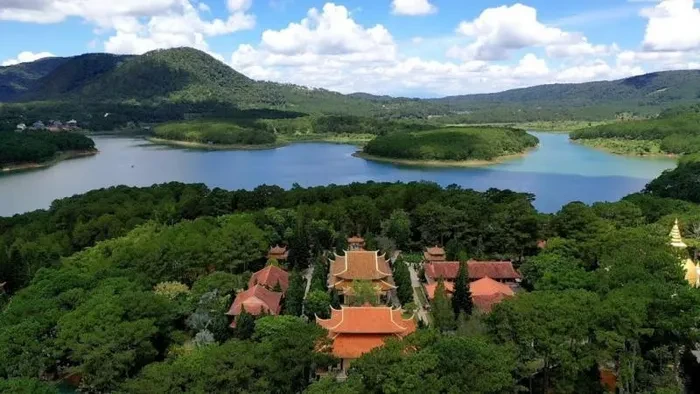 Le monastère zen Truc Lâm, une oasis tranquille au sommet de la montagne Phung Hoàng. Photo: anninhthudo.vn