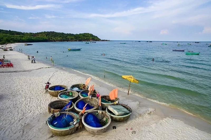 Les gens rament des bateaux-paniers pour transporter du poisson et des crevettes jusqu'au rivage pour les vendre aux touristes. Photo : Vinwonders.