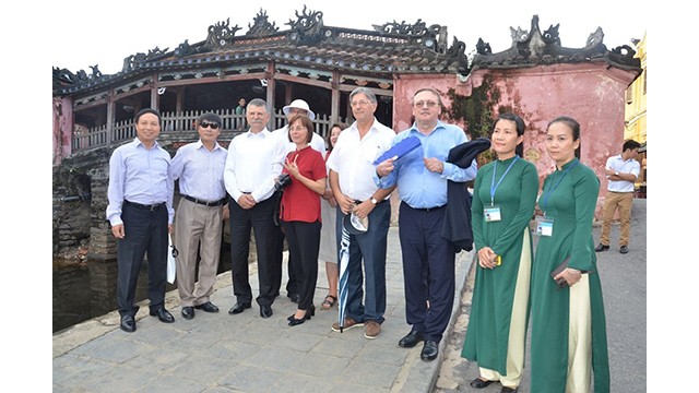 Une délégation de la ville de Szentendre, en Hongrie lors d'une visite dans la ville de Hôi An. Photo : thoidai.com.vn