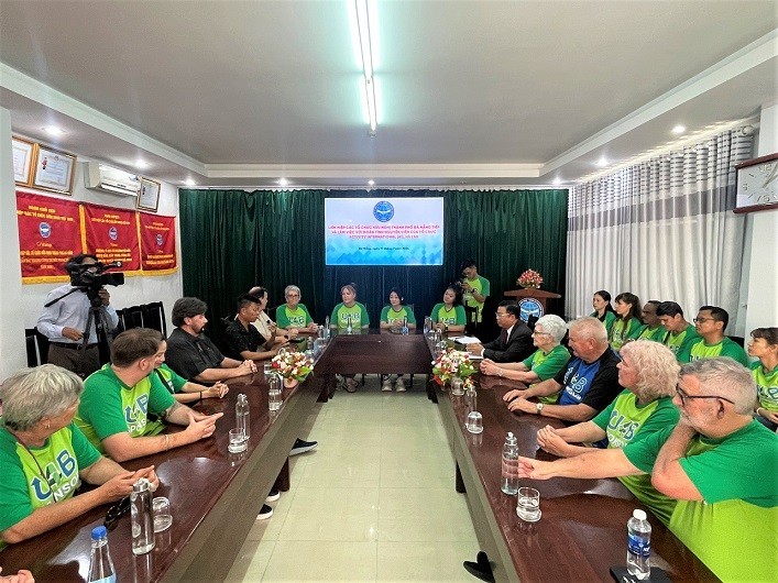 L'Union des organisations d'amitié de la ville de Da Nang a accueilli un groupe de volontaires de l'organisation AI à Da Nang. Photo : DAFO.