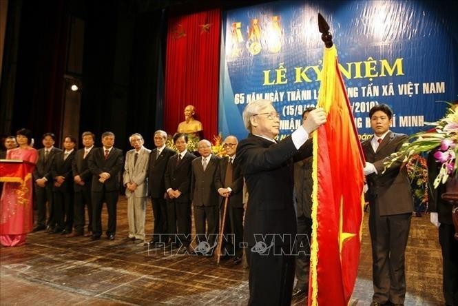 Le Président de l'Assemblée nationale, Nguyên Phu Trong, décerne l'Ordre Hô Chi Minh à l'Agence vietnamienne d'Information à l'occasion du 65e anniversaire de sa création (15 septembre 1945 - 15 septembre 2010). Photo d'archives : VNA.