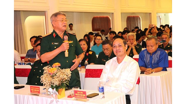 Le lieutenant général, héros des Forces armées populaires Triêu Xuân Hoa, ancien commandant de la 7e région militaire, ancien chef adjoint du comité de pilotage de la région du Tây Nguyên, s'exprime lors de la rencontre. Photo : thoidai.com.vn 