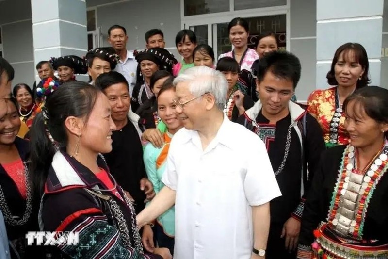 Le Secrétaire général Nguyên Phu Trong a rencontré les habitants ethniques de la commune de Ban Bo, district de Tam Duong, en juillet 2016. Photo : VNA.