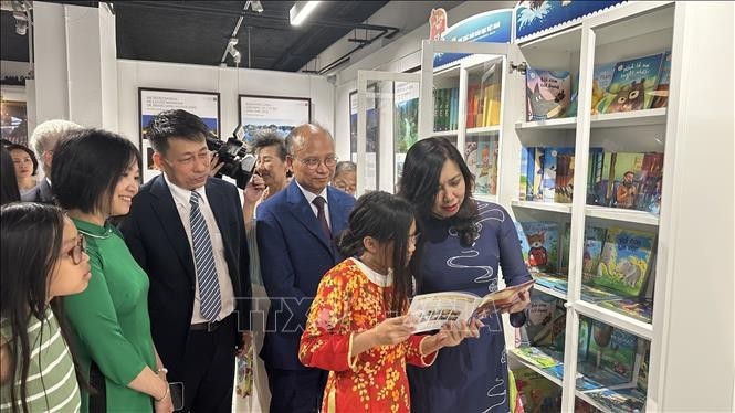 La vice-ministre Lê Thi Thu Hang a également assisté à la cérémonie d'inauguration d’une « Bibliothèque vietnamienne » en France. Photo : VNA.