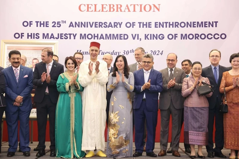 La vice-ministre Lê Thi Thu Hang et l’ambassadeur marocain Jamale Chouaibi et d’autres délégués lors de la cérémonie. Photo : Ambassade du Maroc au Vietnam.