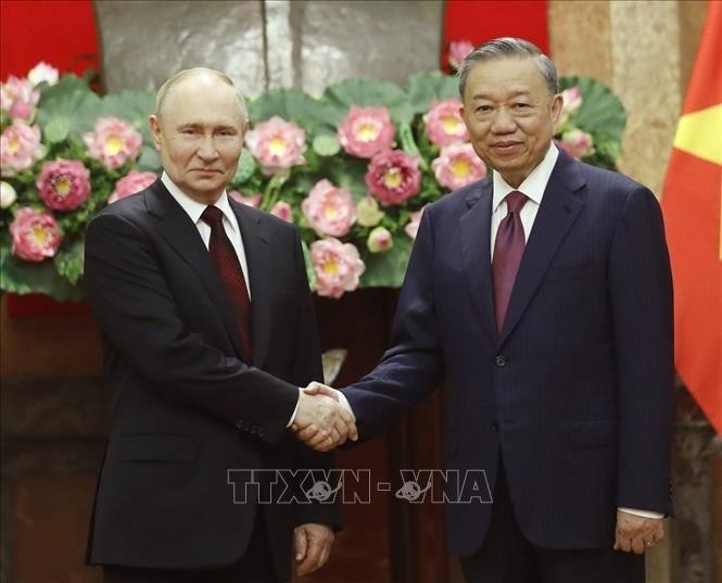 Le Président russe Vladimir Poutine (droite) et le secrétaire général du Parti, Président Tô Lâm. Photo : VNA.