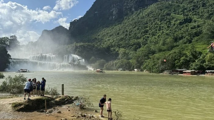 Le beau temps a permis à de nombreux touristes d'explorer confortablement le site touristique des chutes de Ban Giôc. Photo : VOV.