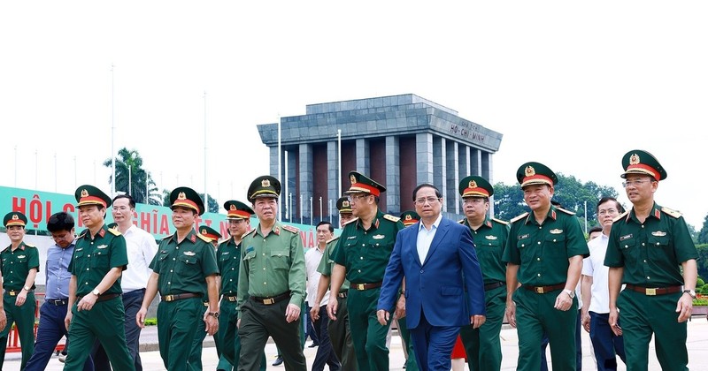 Le PM Pham Minh Chinh inspecte le travail de rénovation périodique du mausolée du Président Hô Chi Minh. Photo : VNA.