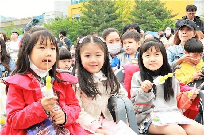 Filles de familles biculturelles vietnamo-sud-coréennes. Photo : VNA.