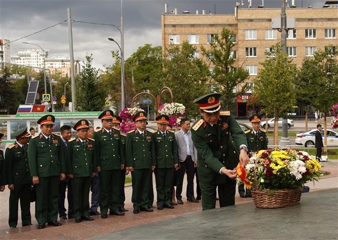 Le général Phan Van Giang, ministre de la Défense et sa suite ont rendu hommage au Président Hô Chi Minh à Moscou. Photo : VNA.