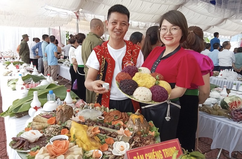 La gastronomie lors de la fête du « Têt Xíp xí ». Photo : VOV.