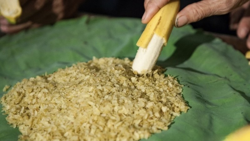 Le Cốm (riz gluant jeune en granuels aplatis) du célèbre village de Vong. Photo : VOV.