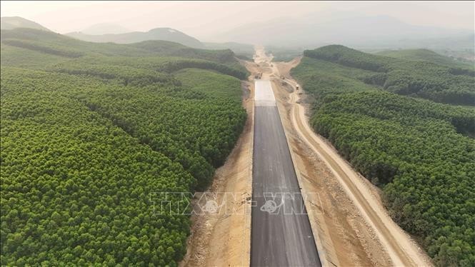 Grâce à un bon travail de dégagement des sites, le tronçon du projet d'autoroute Nord-Sud traversant Ha Tinh a été accéléré. Photo : VNA.