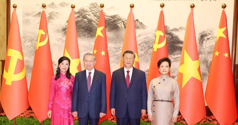 Les dirigeants Tô Lâm et Xi Jinping et leurs épouses. Photo: VNA