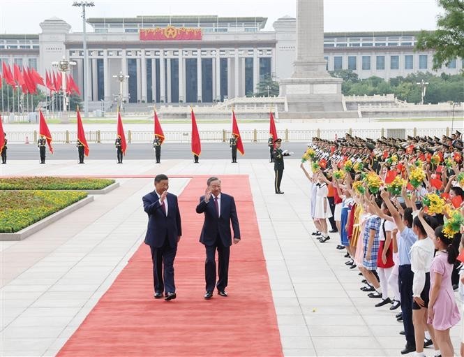 Le Secrétaire général du Comité central du PCC et Président chinois, Xi Jinping, et le Secrétaire général du Comité central du PCV et Président vietnamien, Tô Lâm (à droite), lors de la cérémonie d'accueil officielle. Photo : VNA.